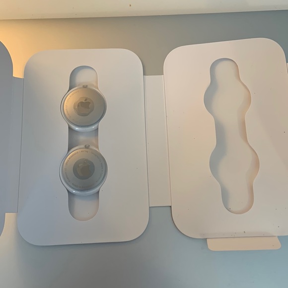 NEW AIRTAGS IN PACKAGE - Picture 2 of 2